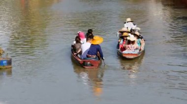 Pattaya Suüstü Pazarı. Küçük turistik ahşap tekne su hareketli. Tayland