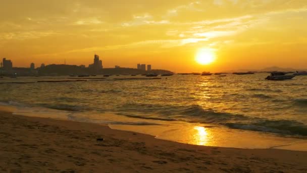 Puesta de sol roja en el mar con barcos balanceándose en las olas. Tailandia. Pattaya — Vídeo de stock