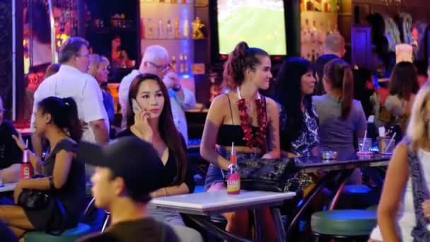 Pattaya Walking Street. Bares de striptease y bailes go-go. Tailandia . — Vídeos de Stock