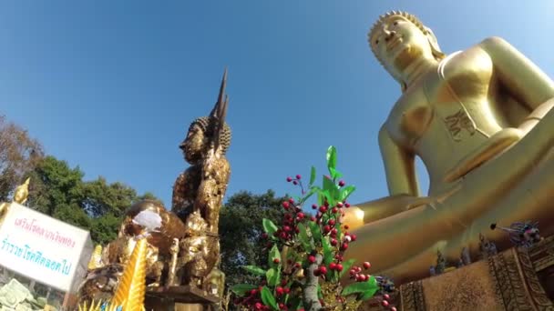 Steadicam Shot tempel van grote gouden Boeddha, Pattaya. Thailand. — Stockvideo