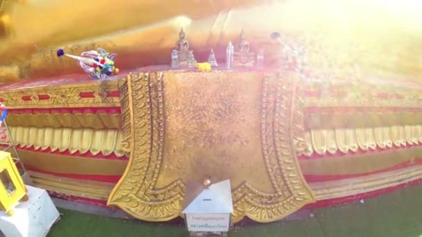 Staty av en stor gyllene Buddha mot en blå himmel i Thailand tempel. Pattaya — Stockvideo