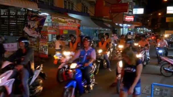 Tráfico por carretera de motos en la calle Pattaya por la noche en el centro de la ciudad, Tailandia — Vídeos de Stock