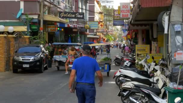 Die Straßen Thailands. Die Leute fahren Motorrad. Straßencafés und Restaurants. Pattaya