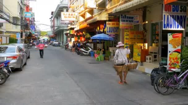 De straten van Thailand. Langs de weg cafés, markten en restaurants. Mensen rijden motorfietsen. Pattaya — Stockvideo