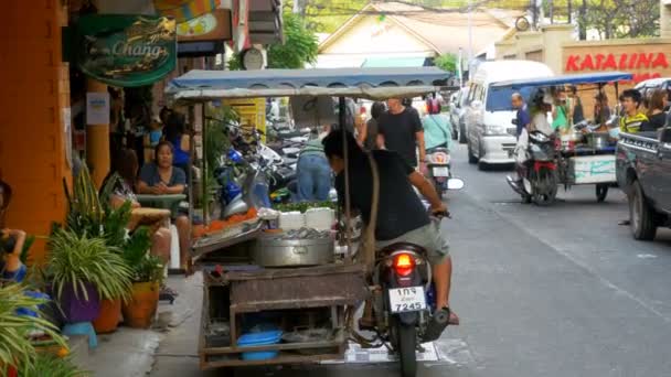 Shop on wheels is riding along the street of Thailand on a motorcycle, Pattaya. — Stock Video