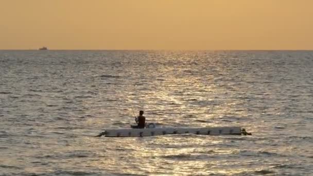 Displacer üzerinde günbatımında Balık tutma bir adam silüeti. Pattaya, Tayland — Stok video