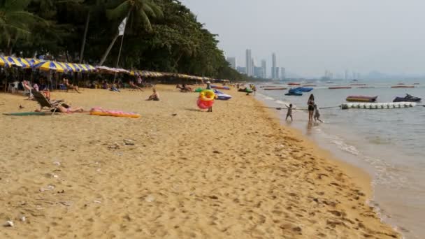 Mensen rusten op het zandstrand strand van Jomtien. Pattaya, Thailand — Stockvideo