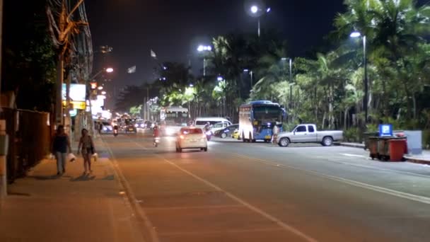 Азиатская дорога с движением транспортных средств на набережной ночью Джомтьена, Паттайя, Таиланд — стоковое видео