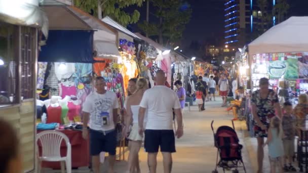 Mensen lopen op Aziatische Street Food avondmarkt op Jomtien Beach. Thailand, Pattaya — Stockvideo