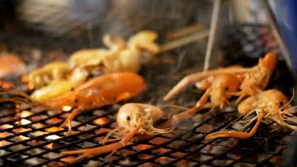 Räkor grill i Night Food Market, Thailand snabbmat — Stockvideo