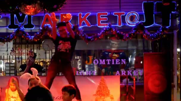 Disco v noci Jomtien pouliční potravin na trhu. Asie. Thajsko, Pattaya. — Stock video