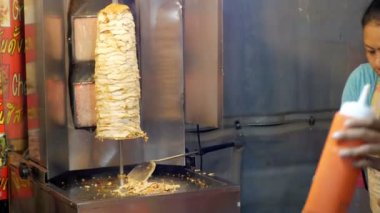 Asya Shawarma Jomtien gece gıda pazarı hazırlanır