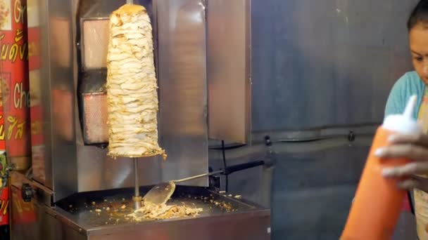 Asian Shawarma é preparado no mercado de alimentos noturnos de Jomtien — Vídeo de Stock