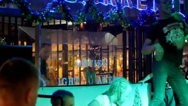 Disco en el Jomtien Night Street Food Market. Asia. Tailandia, Pattaya . — Vídeos de Stock