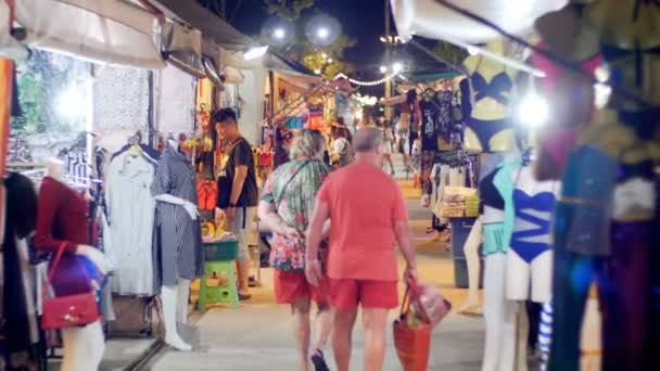 İnsanlar Asya Caddesi giyim gece pazarı Jomtien Beach üzerinde yürümek. Pattaya, Tayland — Stok video