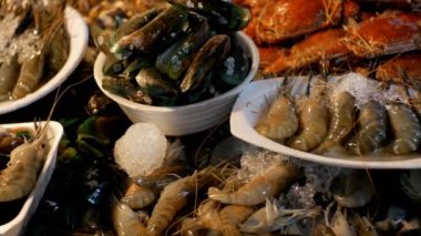 Üstünde belgili tanımlık sayaç gece sokak pazarında Asya deniz ürünleri, karides, kerevit, yengeç. Tayland, Pattaya