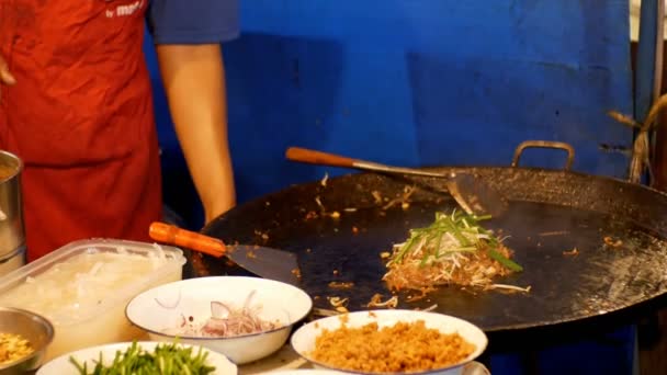 Nationales asiatisches Streetfood. Reisnudeln mit Ei in einer großen Pfanne gekocht. pattaya, thailand — Stockvideo