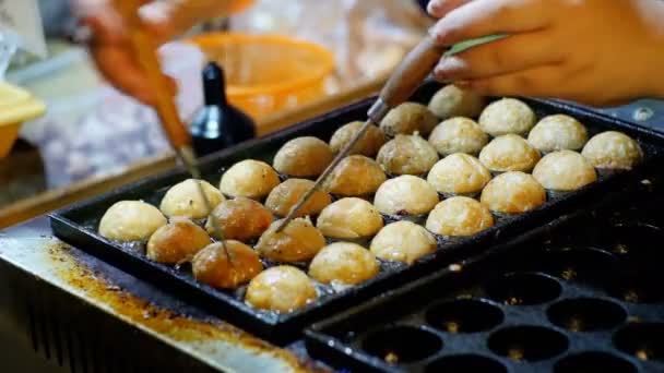 Asiatisches Streetfood. Chicken Wings in Form von Bällchen werden in einer speziellen Pfanne zubereitet. Thailand — Stockvideo