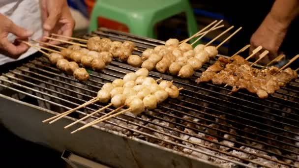 Nationella asiatisk snabbmat i Jomtien nattmarknad. Grill på en pinne. Pattaya, Thailand — Stockvideo