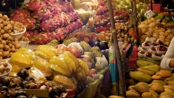 Ασιατικές νυχτερινή αγορά τροφίμων με εξωτικά φρούτα και λαχανικά. Ταϊλάνδη. Jomtien, Pattaya. — Αρχείο Βίντεο