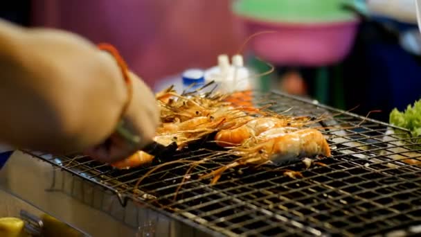 Garnalen grill in nacht Food Market, Thailand Street Food — Stockvideo