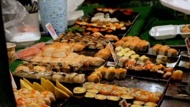 Asijské Sushi na počítadle v noci trhu s potravinami z Jomtien. Pattaya, Thajsko — Stock video