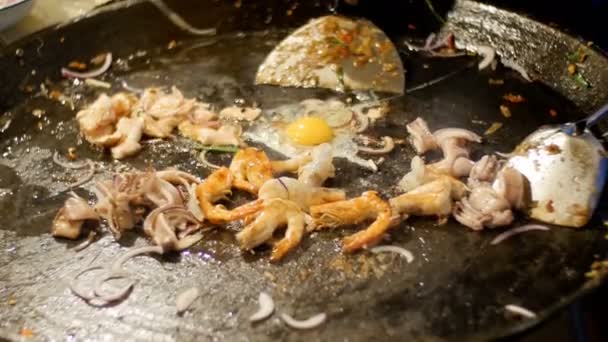 Cibo asiatico di strada. Frutti di mare con cottura delle uova su una padella grande. Tailandia . — Video Stock