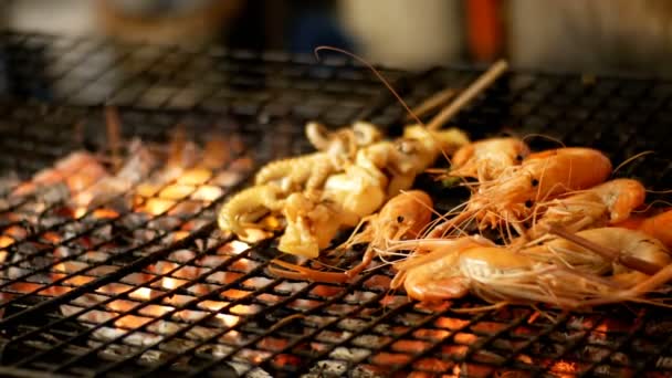 Räkor grill i Night Food Market, Thailand snabbmat — Stockvideo