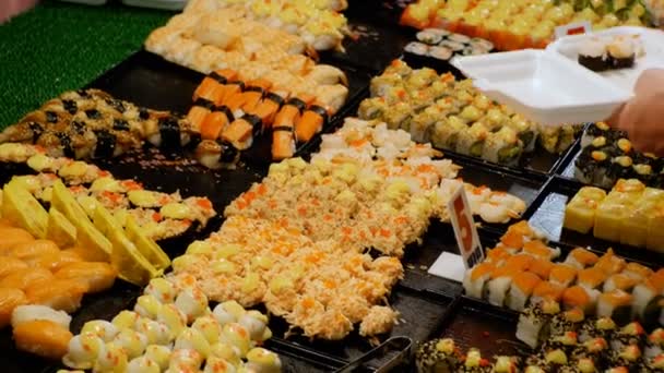 Sushi asiático en el mostrador en el mercado de comida nocturna de Jomtien. Pattaya, Tailandia — Vídeos de Stock