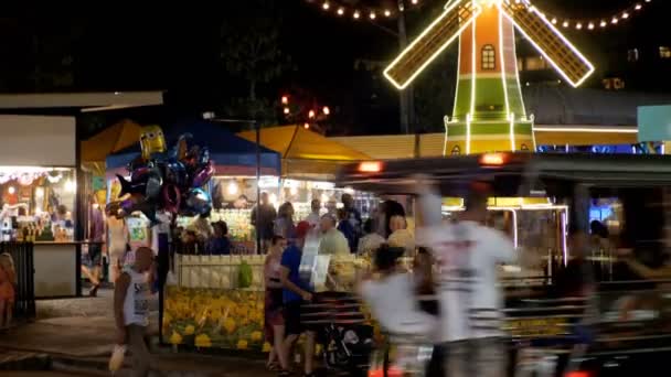 Mercato notturno asiatico Jomtien, ingresso centrale. Pattaya Thailandia — Video Stock