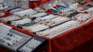 İnci kolye ve Jomtien gece pazarı Hediyelik eşya. Tayland. Pattaya