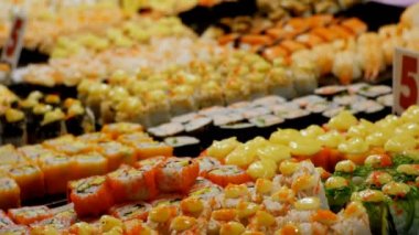 Üstünde belgili tanımlık sayaç Jomtien gece gıda pazarında Asya suşi. Pattaya, Tayland