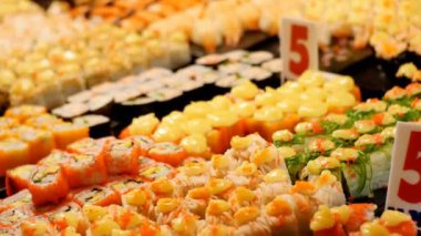 Üstünde belgili tanımlık sayaç Jomtien gece gıda pazarında Asya suşi. Pattaya, Tayland