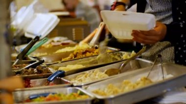 Tay street gıda. Asyalı kadın satıcı plaka hazır yemek üzerine koyar. Tayland. Pattaya