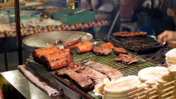 The buyer buys Asian fried meat at the Jomtien night market. Pattaya, Thailand. — Stock Video