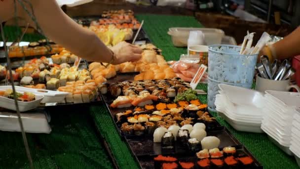 Ázsiai Sushi a pultra a Jomtien éjszakai piac. Pattaya, Thaiföld — Stock videók