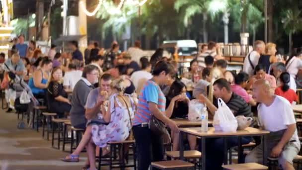Lidé jedí u stolů v noci jídlo trhu Jomtien, Pattaya, Thajsko — Stock video
