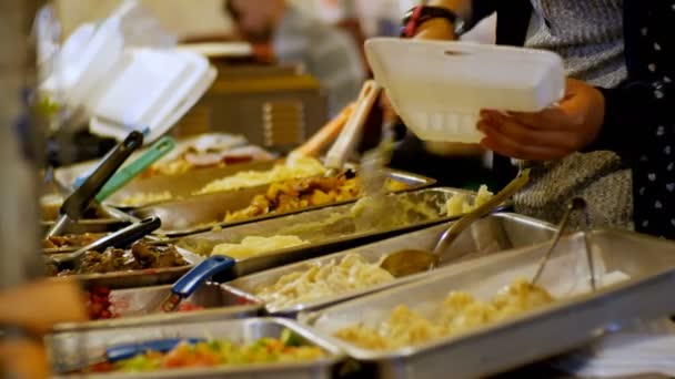 Comida callejera tailandesa. Mujer asiática vendedor pone en el plato comidas preparadas. Tailandia. Pattaya — Vídeos de Stock