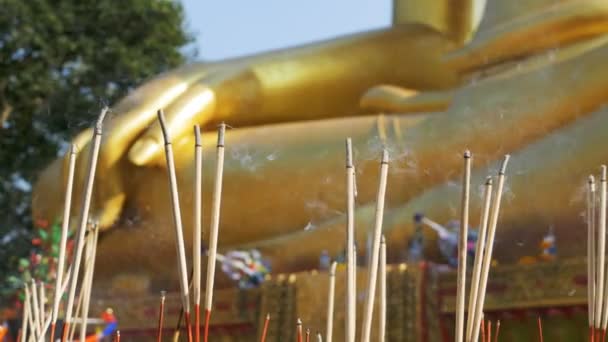 Lichte wierook stokjes met rook in boeddhistische tempel. Thailand. Pattaya — Stockvideo