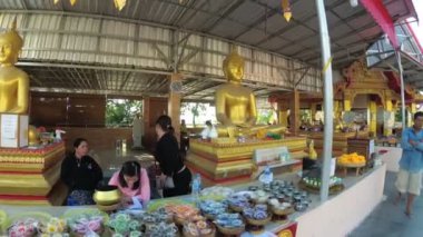 Kameranın içinde Tapınağı büyük altın Buddha düzgün hareket. Tayland