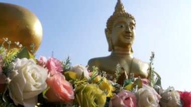 Çiçek Tayland tapınak büyük bir altın Buda bir arka plan üzerinde. Pattaya