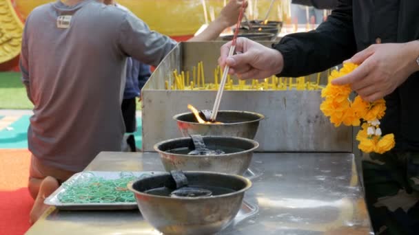 Persone Luce incenso bastoni con fumo nel tempio buddista. Thailandia. Pattaya — Video Stock