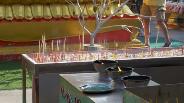Lichte wierook stokjes met rook in boeddhistische tempel. Thailand. Pattaya — Stockvideo