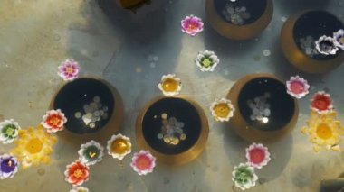 Renkli mumlar bir Budist tapınağında su üzerinde yüzen Lotus şeklinde. Tayland.