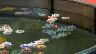 Renkli mumlar bir Budist tapınağında su üzerinde yüzen Lotus şeklinde. Pattaya. Tayland.