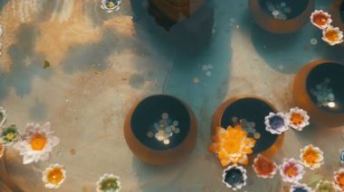 Renkli mumlar bir Budist tapınağında su üzerinde yüzen Lotus şeklinde. Tayland.