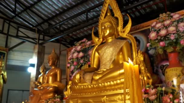 Queimaduras de vela no fundo da estátua Buda dourado no templo. Pattaya. Tailândia — Vídeo de Stock