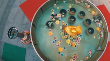 Renkli mumlar bir Budist tapınağında su üzerinde yüzen Lotus şeklinde. Tayland.