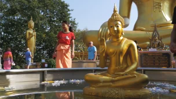 大きな黄金の仏像、パタヤの寺。タイ — ストック動画