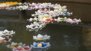 Renkli mumlar bir Budist tapınağında su üzerinde yüzen Lotus şeklinde. Pattaya. Tayland.